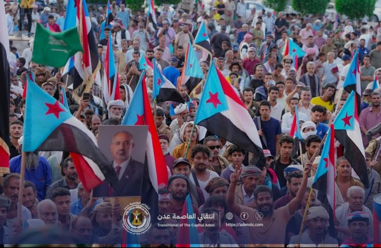 حشود جماهيرية من أبين وشبوة وعدن تشعل ساحة اعتصام خور مكسر في يومها الثاني عشر