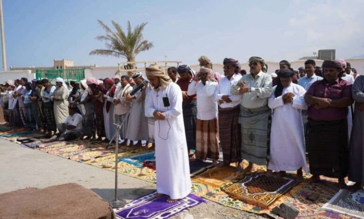 أبناء سقطرى يؤدون صلاة الجمعة في ساحة الاعتصام المفتوح تحت شعار “الثبات والتمكين”