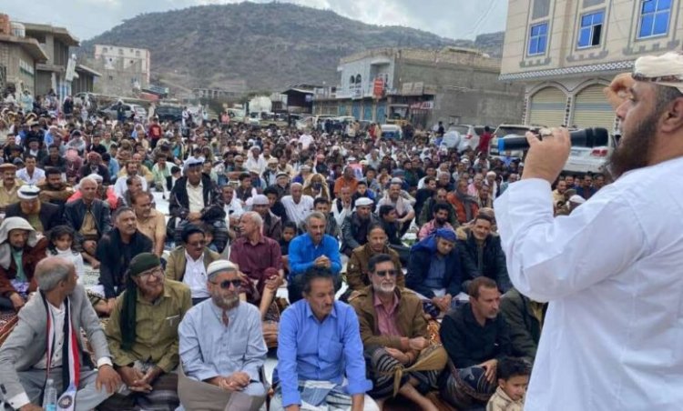 أبناء الضالع يؤدون صلاة الجمعة في ساحة الاعتصام المفتوح تحت شعار “الثبات والتمكين”