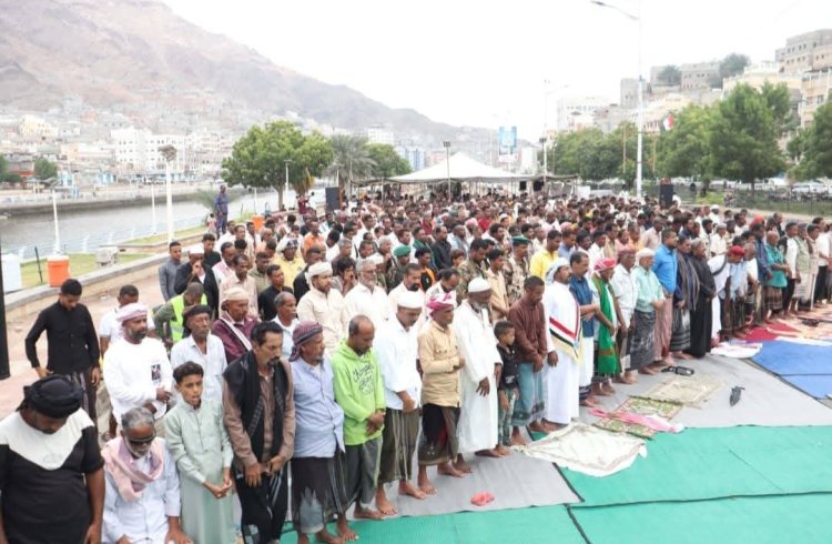 بدعوة من انتقالي حضرموت.. جموع من المصلين يؤدون صلاة الجمعة في ساحة الاعتصام بالمكلا