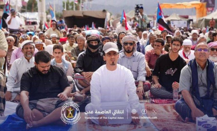 العاصمة عدن..حشود غفيرة تؤدي صلاة “جمعة الثبات والتمكين” بساحة الاعتصام بخور مكسر
