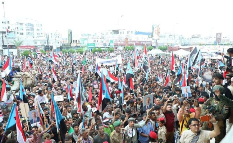 من ساحة العروض بالعاصمة عدن.. حشود ردفان وعدن تجدد تفويضها للرئيس الزُبيدي لإعلان دولة الجنوب