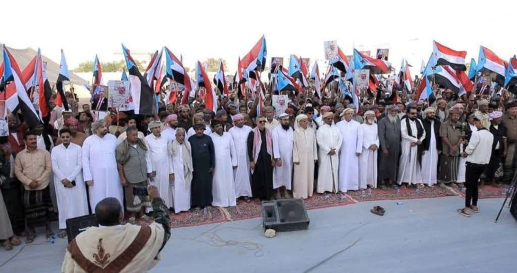 توافد حشود جماهيرية من سيحوت إلى ساحة اعتصام المهرة لدعم مطلب إعلان دولة الجنوب العربي