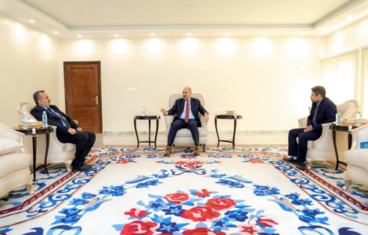 الرئيس الزُبيدي يشدد على أهمية تطوير البنى التحتية لمطار عدن الدولي