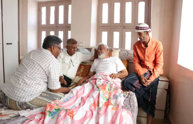 المدير العام لمديرية الشحر يطمئن على صحة التربوي والكادر الفني عبدالله بن طرش