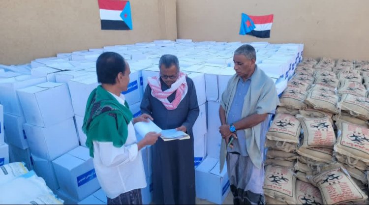 انتقالي القطن يواصل تنفيذ المرحلة الثانية من توزيع السلل الغذائية للأسر المحتاجة