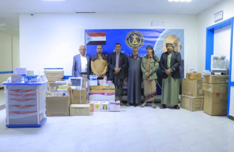 مقدمة من الرئيس الزُبيدي.. انتقالي وادي وصحراء حضرموت يسلّم مساعدات طبية لمستشفى القطن العام