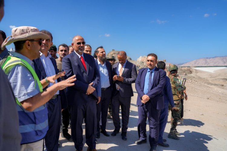 الرئيس الزُبيدي يطّلع على سير العمل في مشروع سد حسان بمحافظة أبين