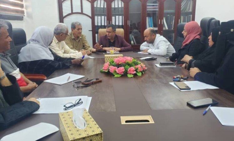 مكتب الصناعة والتجارة بالعاصمة عدن يناقش أداء الإدارات ويؤكد تشديد الرقابة وحماية قوت المواطن