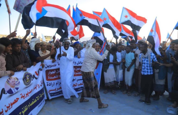 أبناء مديرية حصوين وقبيلة العوبثاني يتوافدو إلى ساحة الاعتصام المفتوح في الغيضة تأكيداً للمطالبة بإعلان دولة الجنوب العربي