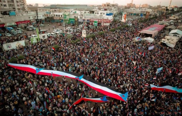 حشود جماهيرية واسعة من الضالع تصل العاصمة عدن دعمًا لمطالب إعلان دولة الجنوب العربي