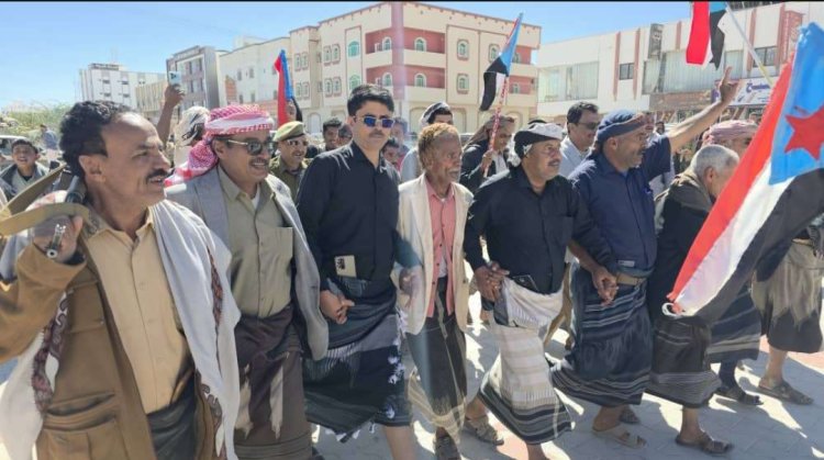 مخيم الاعتصام بشبوة يشهد توافدًا شعبيًا ورسميًا دعمًا لمطلب إعلان دولة الجنوب العربي