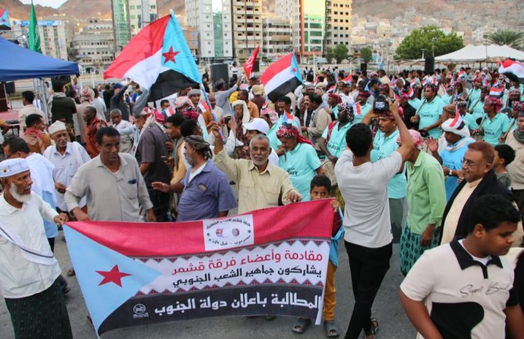 مقادمة وأعضاء فرقة قشمر للألعاب الشعبية بمديرية غيل باوزير ينضمون إلى ساحة الاعتصام بالمكلا