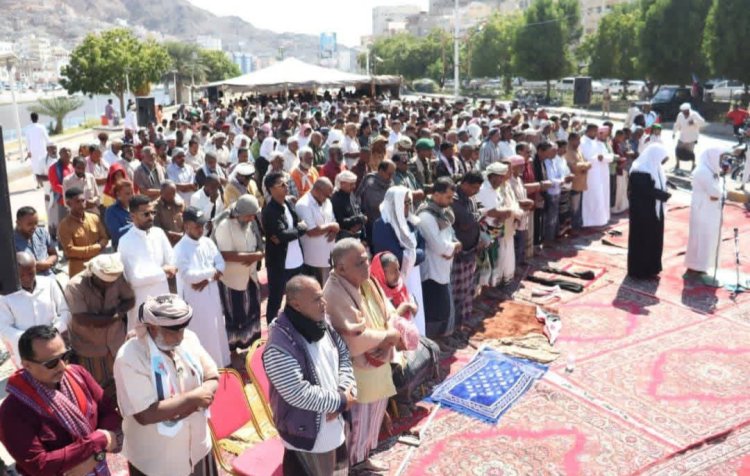 جموع من المصلين يؤدون صلاة “جمعة الجنوب العربي لكل وبكل أبنائه” في ساحة الاعتصام بالمكلا