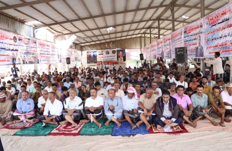 أبناء أبين يؤدّون صلاة جمعة "الجنوب لكل وبكل أبنائه" في ساحة الاعتصام بزنجبار