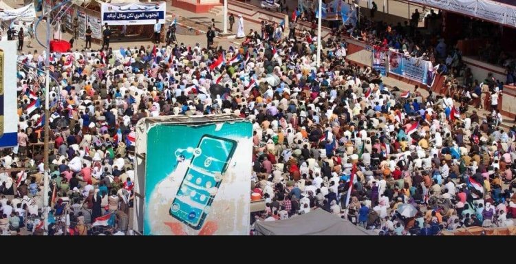 حشود جنوبية تؤدي صلاة جمعة الجنوب العربي لكل وبكل أبنائه في ساحة العروض بالعاصمة عدن