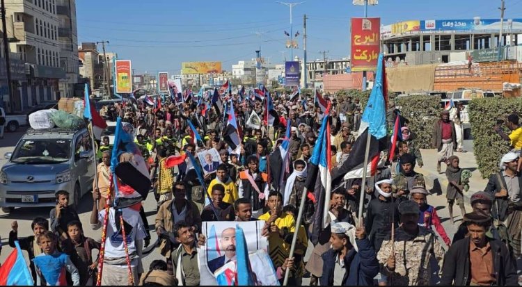 مسيرة جماهيرية حاشدة في عتق تأكيدًا على التمسك بمطلب إعلان الدولة الجنوبية