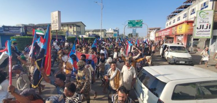 حشود من قبائل باكازم بساحة العروض تطالب بدولة الجنوب