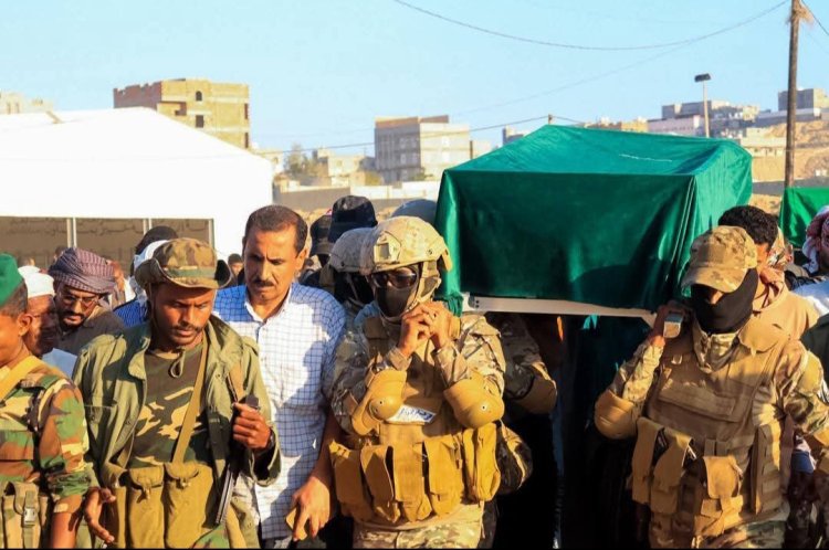 في موكب جنائزي مهيب.. باتيس يشارك في تشييع جثمان الشهيد البطل عمر العمودي بالمكلا