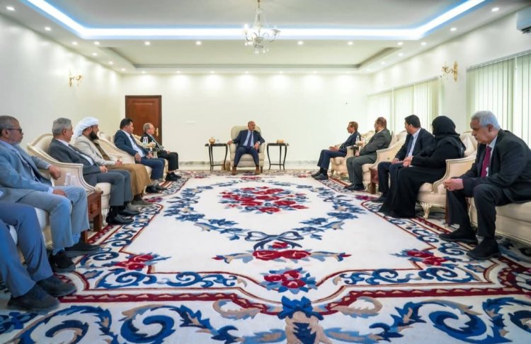 الرئيس الزُبيدي يطّلع على سير العمل في المحاكم والنيابات والتحديات التي تواجهها