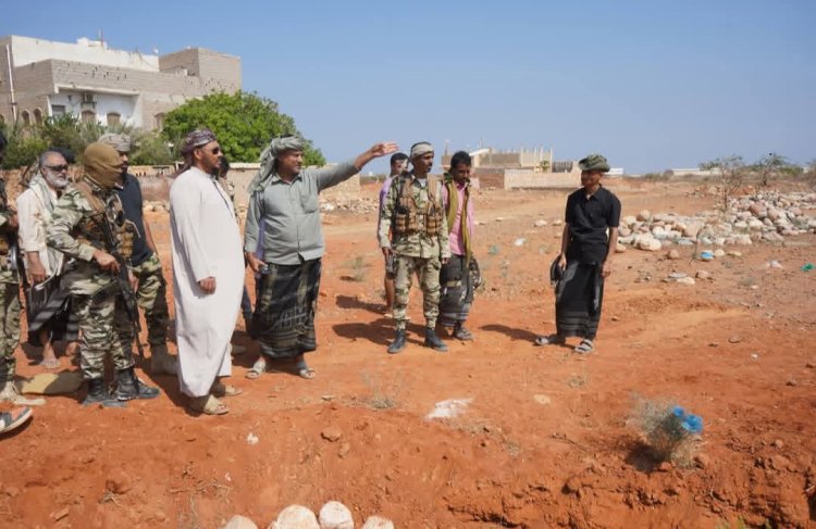 محافظ سقطرى يؤكد حرص السلطة المحلية على حماية أراضي الدولة وتنفيذ المخططات العامة