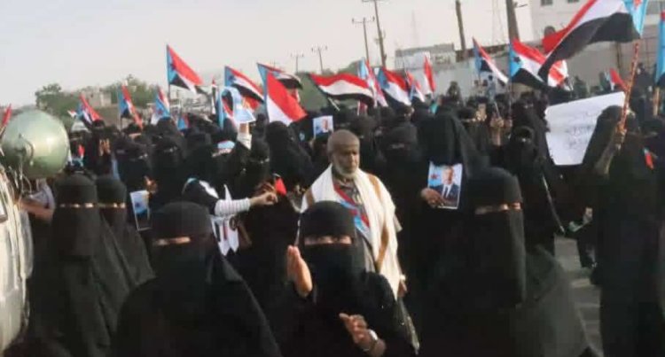 حرائر الجنوب يحتشدن في ساحة الاعتصام المفتوح بالعاصمة عدن للمطالبة باستعادة دولة الجنوب العربي