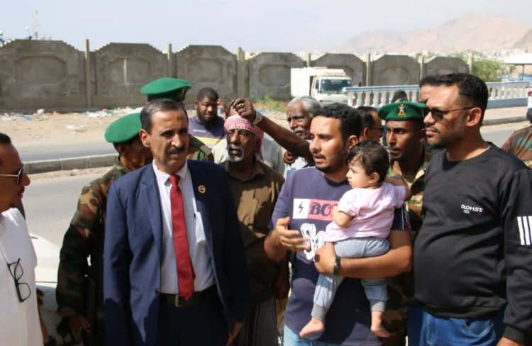 باتيس يتفقد أضرار الضربة الجوية السعودية على ميناء المكلا وما خلفته من أضرار على الأحياء السكنية المجاورة