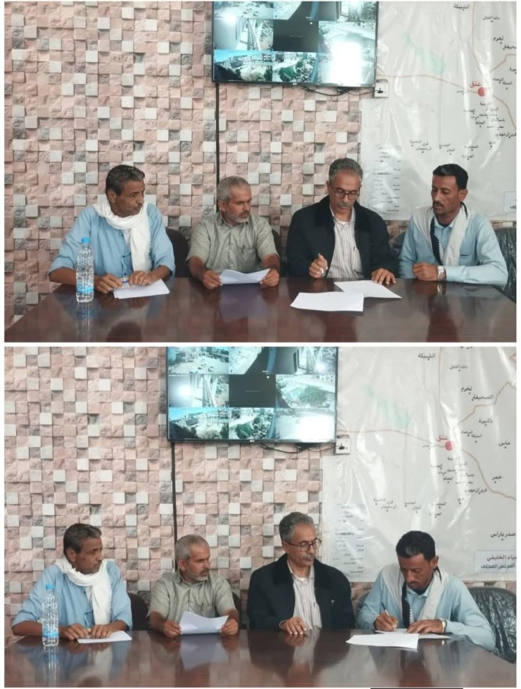 توقيع عقد إنشاء مدرسة جديدة في منطقة لجب بمديرية عتق لتعزيز التعليم .