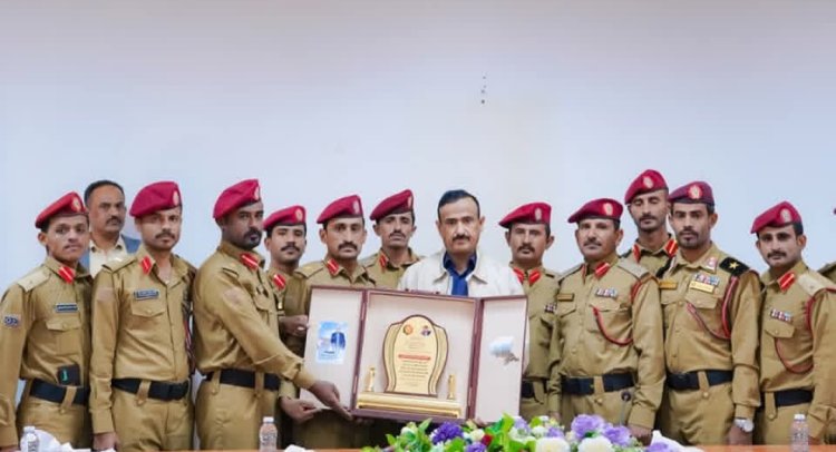 المحافظ بن الوزير يستقبل خريجي الكلية الحربية، ويؤكد على أهمية تأهيل الكفاءات العسكرية.