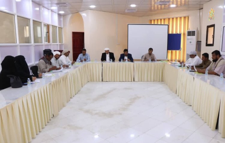 اللجنة الاستشارية بالمهرة تناقش ضبط الأسعار وتكثيف النزولات الميدانية مع مكتب الصناعة والتجارة