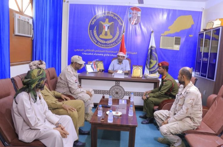 رئيس تنفيذية انتقالي وادي وصحراء حضرموت يلتقي قائد كتيبة النخبة مشاة المستقلة بمعسكر العند