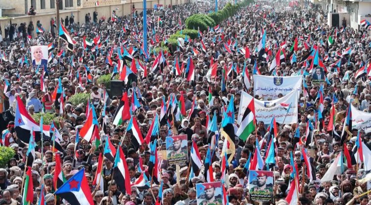 مدينة عتق عاصمة محافظة شبوة تشهد مليونية المطالبة بإعلان دولة الجنوب العربي"بيان"