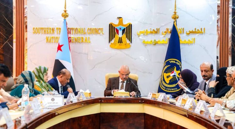 الهيئة الإدارية للجمعية الوطنية تُدين استهداف ميناء المكلا وتتستنكر القرارات الانفرادية للعليمي