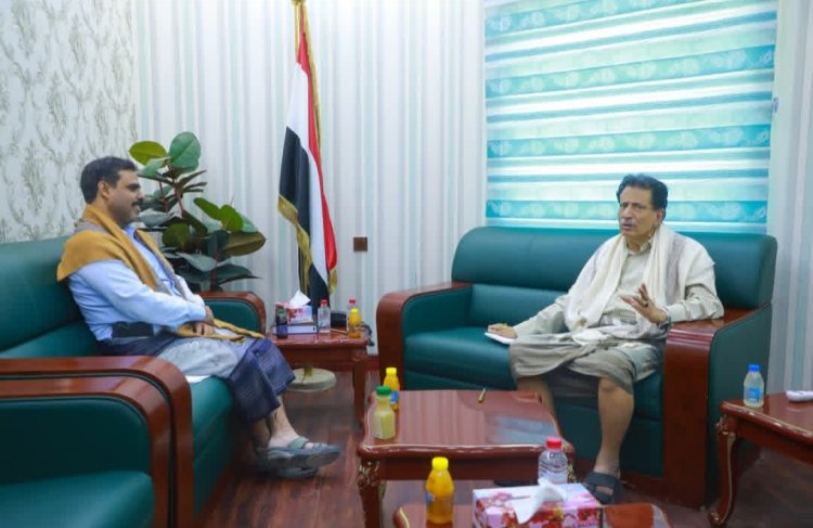 محافظ المهرة بن ياسر يطّلع على الوضع التمويني من مدير الصناعة والتجارة بالمحافظة