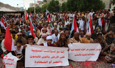 احتفالات شعبية واسعة في مدينة المكلا وإطلاق الألعاب النارية عقب صدور الإعلان السياسي والدستوري لدولة الجنوب العربي