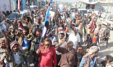 مسيرة جماهيرية في المحفد بأبين تندد بقصف العدوان السعودي للقوات الحكومية الجنوبية