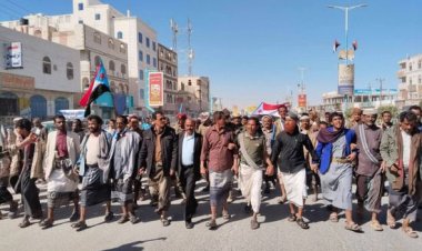 مئات المتظاهرين في عتق ينددون بالعدوان السعودي على الجنوب