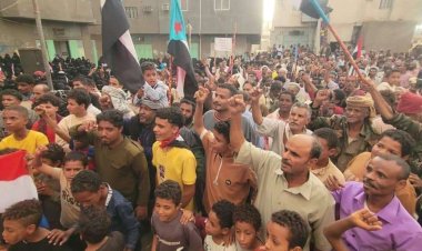 حشود جماهيرية في الحوطة تؤيد البيان السياسي والإعلان الدستوري وتندد بالغارات السعودية