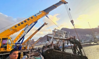 انتشال ثاني أكبر سفينة غارقة في ميناء الاصطياد السمكي بعدن تمهيدًا لإعادة تشغيله