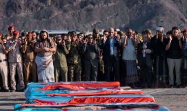 الرئيس الزُبيدي يؤدي صلاة الجنازة ويتقدّم جموع مُشيّعي شهداء عملية "المستقبل الواعد"