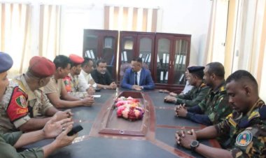 الأمين العام لمحلي حضرموت يشدد على اضطلاع الأجهزة الأمنية والعسكرية بواجباتها في حفظ الأمن وتطبيع الحياة العامة ويشيد بتكاتف أبناء المحافظة