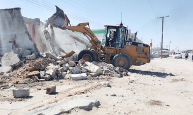 مكتب الأشغال بشحن ينفذ حملة لإزالة المباني العشوائية المعيقة لمشروع شبكة مياه شحن – المرحلة الأولى