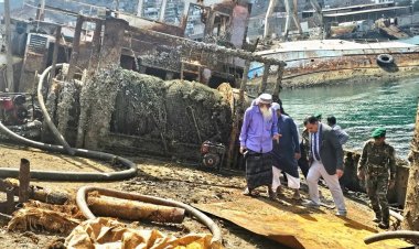 الوزير السقطري يتفقد أعمال انتشال السفن الغارقة في ميناء الاصطياد السمكي ويشدد على تسريع وتيرة العمل