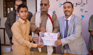 الوكيل الفاطمي يكرّم الطلاب أوائل ثانوية بيحان ويؤكد استمرار دعم السلطة المحلية لقطاع التعليم .