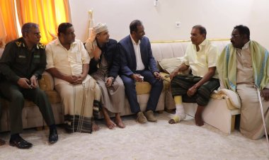 الوكيل الجعفري وقيادات أمنية يزورون الشيخ صالح حافظ السليمي للاطمئنان على صحته