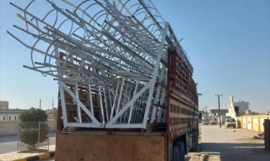 وصول أعمدة الأضواء الكاشفة إلى ملعب الفقيد ناصر الخليفي بمدينة عتق