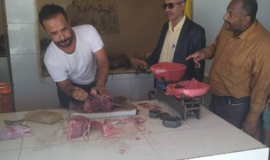 مدير عام مديرية عتق يقود نزولاً ميدانياً لضبط المخالفات ومراقبة الأسعار .