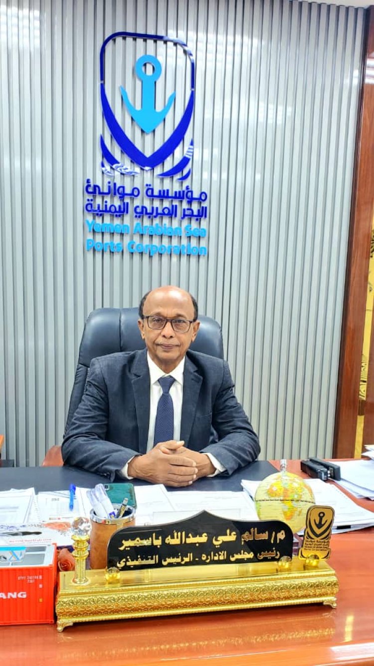 موظفو وعمال ميناء المكلا بمؤسسة موانئ البحر العربي يدينون ويستنكرون اختطاف رئيس المؤسسة المهندس سالم باسمير