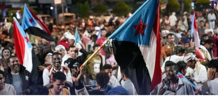 فرقة أبين للفنون الشعبية تُحيي أمسية فنية في ساحة الاعتصام المفتوح بالعاصمة عدن