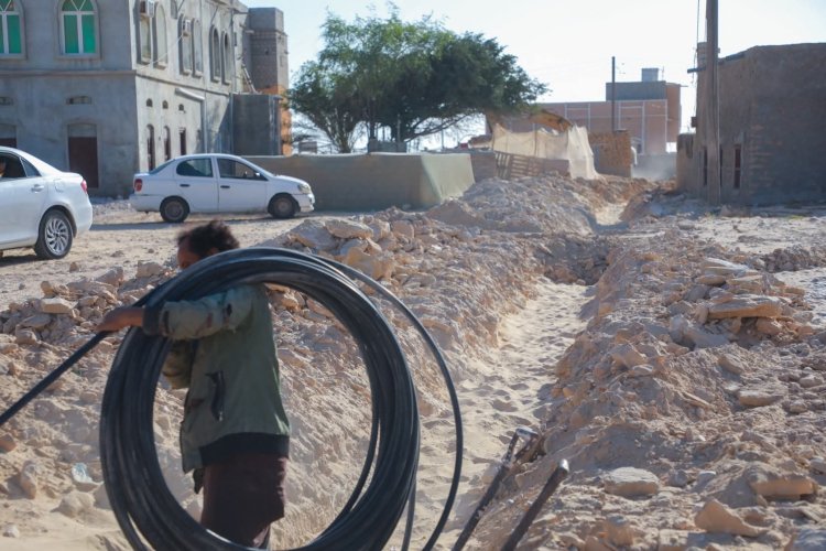 مشروع الخط الناقل لمياه ضواحي شرق مديرية الغيضة يدخل مراحله الأخيرة بنسبة إنجاز تجاوزت 88%